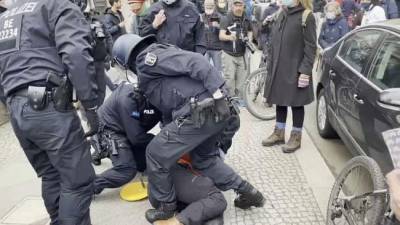 В Берлине задержаны десятки участников антиковидного митинга - eadaily.com - Берлин