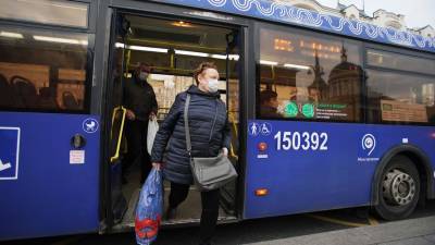 Столичные власти оценили ситуацию с соблюдением ограничений в транспорте - m24.ru