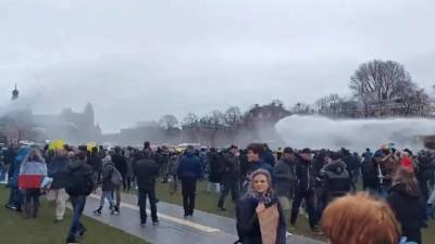 Полиция Амстердама применила водометы против демонстрантов - piter.tv - Амстердам