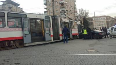 «BMW» влетела в трамвай возле центрального рынка в Запорожье - inform.zp.ua - Украина - Запорожье