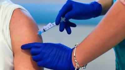 Вакцина от коронавируса «Спутник лайт» зарегистрирована в России - gazeta.ru - Россия