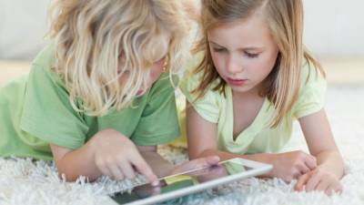 Зависимость, снижение внимания и плохое поведения: почему скука полезнее для детей, чем смартфон - 24tv.ua