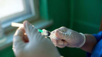 Александр Горелов - Эпидемиолог допустил поздний иммунный ответ на вакцину от COVID-19 - russian.rt.com - Россия
