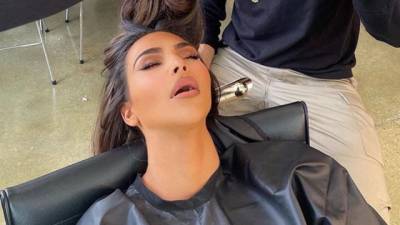 Ким Кардашьян - Крис Эпплтон - Фото уснувшей во время посещения стилиста Ким Кардашьян стало мемом - gazeta.a42.ru