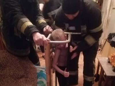 В Запорожье спасатели достали мальчика застрявшего в парте - inform.zp.ua - Украина - Запорожье