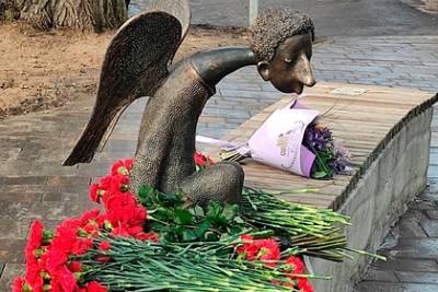 В Петербурге открыли памятник умершим из-за коронавируса медикам - lenta.ru - Санкт-Петербург