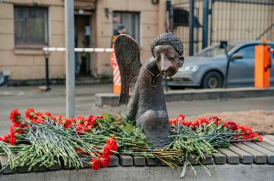 Роман Шустров - В Петербурге открыли памятник погибшим в пандемию медикам - pnp.ru - Санкт-Петербург