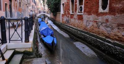 ФОТО: Странное явление в Венеции: обычно наводнения, а теперь пересохшие каналы - rus.delfi.lv - Италия - Латвия
