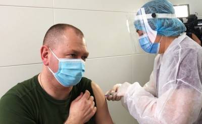 Командир должен быть первым, – главный пограничник вакцинировался от COVID-19 - 24tv.ua - Россия - Луганск - Северодонецк
