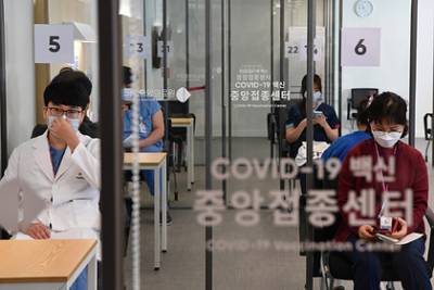 В Южной Корее после прививки от коронавируса умерли двое пациентов - lenta.ru - Южная Корея