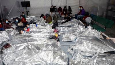 Столпотворение на границе: журналистов впервые допустили в центр содержания мигрантов - golos-ameriki.ru - Мексика