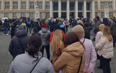 В Ужгороде протестуют против "красного" карантина - korrespondent.net - Киев - Ужгород - Закарпатская обл.