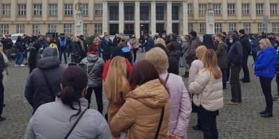 Карантинные протесты. В Ужгороде предприниматели вышли на митинг — фото - nv.ua - Ужгород