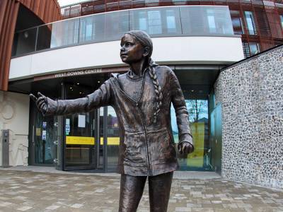 Грета Тунберг - В университете в Британии поставили памятник Грете Тунберг. Студенты считают, что деньги можно было потратить лучше - gordonua.com - Англия - Швеция