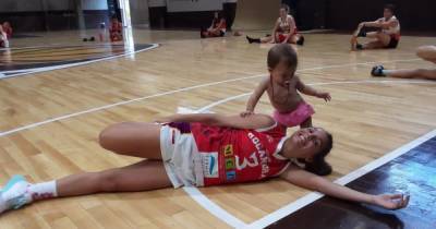 Баскетболистка во время матча покормила дочь грудью: кадр стал вирусным в Сети - tsn.ua - Аргентина
