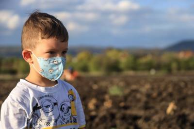 С какого возраста детям можно носить маску: новые рекомендации точно возмутят родителей - 24tv.ua - Италия