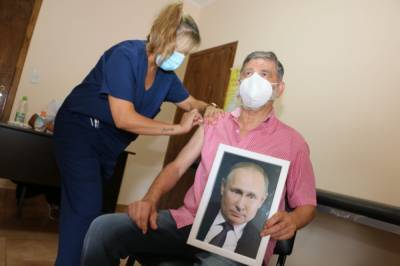 Владимир Путин - Карлос Гаспарини - Мэр аргентинского города рассказал, почему вакцинировался с портретом Путина - runews24.ru - Россия - Аргентина - Хуан