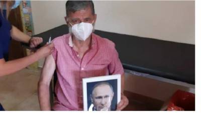 Владимир Путин - Карлос Гаспарини - Хуан Перес - Мэр одного из аргентинских городов привился с портретом Путина в руках - piter.tv - Аргентина