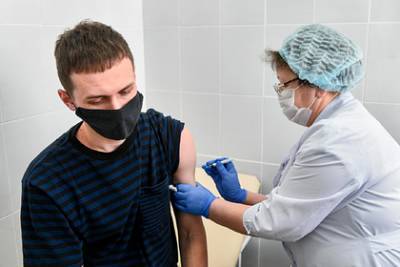 Михаил Мишустин - Мишустин назвал сроки завершения массовой вакцинации от коронавируса - lenta.ru - Россия