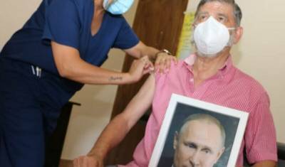 Фото дня: мэр города в Аргентине сделал прививку от COVID с портретом Путина в руках - newizv.ru - Россия - Аргентина