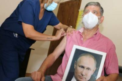 Мэр аргентинского города привился от COVID-19 с портретом Путина в руках: фото - bykvu.com - Украина - Аргентина