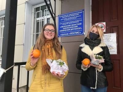 Смоленские волонтеры поздравили с наступающим 8 марта сотрудниц и пациентов хосписа - rabochy-put.ru - Смоленская обл.