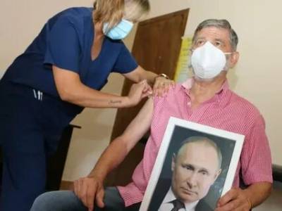 Владимир Путин - Карлос Гаспарини - Аргентинский мэр рассказал, почему прививался с портретом Путина - newsland.com - Россия - Аргентина - Буэнос-Айрес - Роке - Хуан