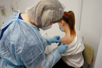В Смольном ответили на неудачные случаи вакцинации от COVID-19 - abnews.ru