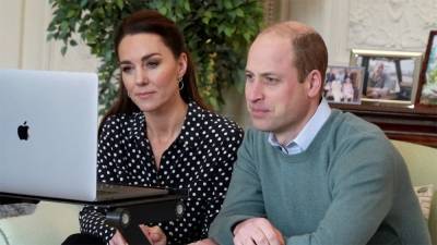 принц Уильям - Кейт Миддлтон - Кейт Миддлтон покорила образом в стильной блузе в горох: видео - 24tv.ua