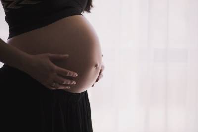 Зараженные коронавирусом женщины начали рожать мертвых детей - mk.ru - Ирландия