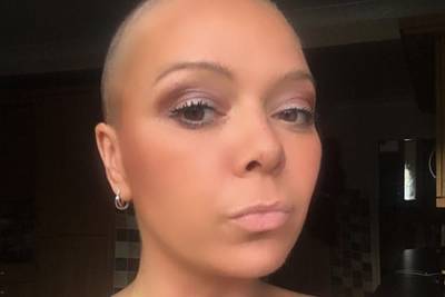 Женщина два года растила волосы после рака и лишилась их из-за оплошности детей - lenta.ru - Англия