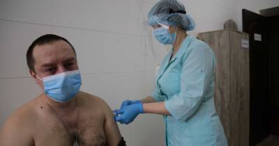 В зоне ООС от коронавируса вакцинировали более тысячи военных: были ли осложнения - tsn.ua