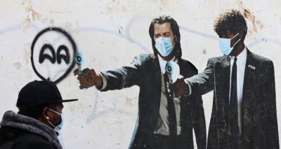 Джонс Хопкинс - Джон Траволта с "пушкой" против коронавируса: яркие граффити эпохи пандемии - ru.armeniasputnik.am - Армения