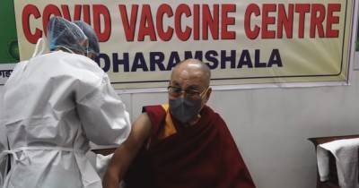 Далай-лама вакцинировался препаратом Covishield, который используют в Украине (видео) - focus.ua