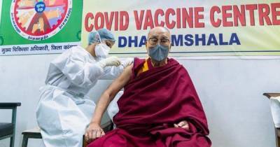 Далай-лама получил прививку от коронавируса препаратом CoviShield, которым вакцинируют украинцев - tsn.ua - Англия - Дхармсать