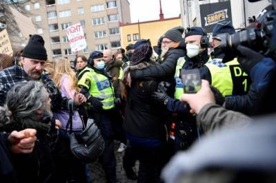 Полиция Стокгольма пыталась разогнать митинг против карантинных ограничений - aif.ru - Швеция - Стокгольм