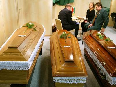 Обмануть человека после трагедии в семье легко: как зарабатывают похоронные агенты - sobesednik.ru - Москва