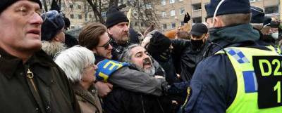 Полицейского в Стокгольме ранили на митинге против ковид-ограничений - runews24.ru - Стокгольм