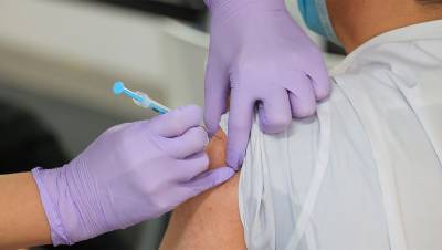 Bloomberg: в мире введено почти 300 млн доз вакцин от COVID-19 - gazeta.ru - Англия - Китай