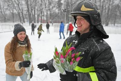 Как российские мужчины поздравляют женщин с 8 марта - tvc.ru - Калининград - Краснодар - Владивосток
