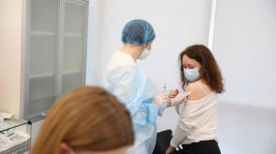 Прививку от коронавируса получили почти 18 тысяч украинцев - ru.slovoidilo.ua - Украина