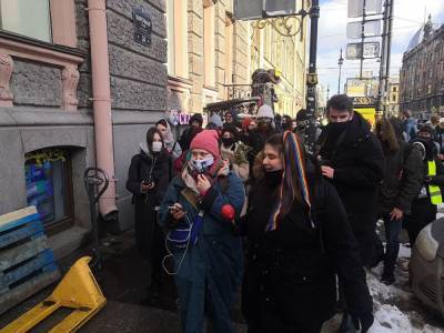 В Петербурге феминистки, несмотря на запрет властей, вышли на массовое шествие - znak.com - Санкт-Петербург