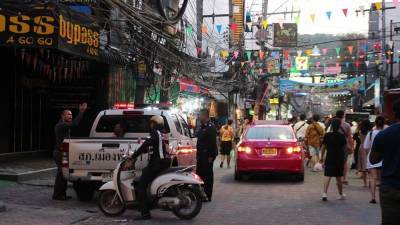 Анутин Чарнвиранкул - Минздрав Таиланда ослабил ограничения для въезжающих в страну туристов - politros.com - Таиланд