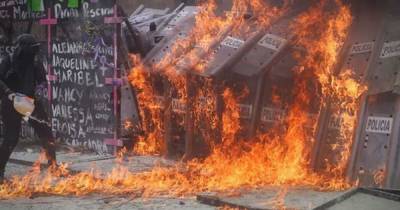 В Мексике феминистки облили бензином и подожгли кордон из женщин-полицейских (видео) - focus.ua - Мексика - Мехико