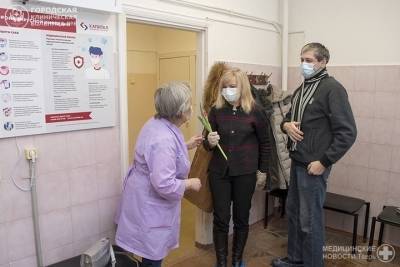 Женщинам, пришедшим на вакцинацию в одну из тверских больниц, подарили цветы - tver.mk.ru - Тверь