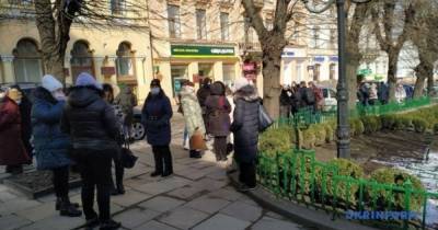 В "красных" Черновцах предприниматели Калиновского рынка вышли на протест: им разрешили работать (фото) - tsn.ua - Черновцы