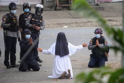 «Убейте меня»: в Мьянме монахиня призвала военных не стрелять в протестующих - bykvu.com - Украина - Бирма
