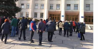 Под Полтавской ОГА предприниматели вышли на митинг против карантинных ограничений — фото - nv.ua - Полтава - Полтавская обл.