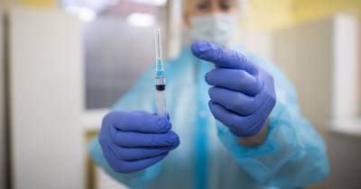 ФАС вдвое снизила цену на одну из вакцин от коронавируса - klops.ru - Россия