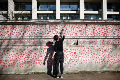 Борис Джонсон - 145 тысяч сердец в память о жертвах COVID-19: в Лондоне создали уникальную стену – фото - 24tv.ua - Англия - Лондон